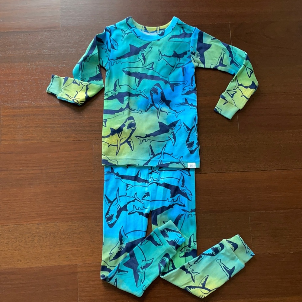 NWT GAP Boys Tie Dye Shark print Blue Green Long Sleeve snug fit pajama set Sz 4